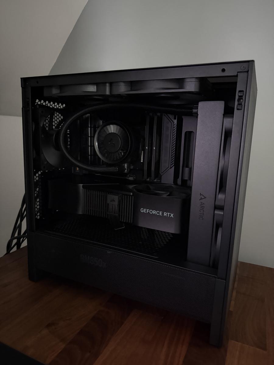 A King's Seat with the glass side panel removed, showing the liquid cooler, graphics card and power supply shroud.